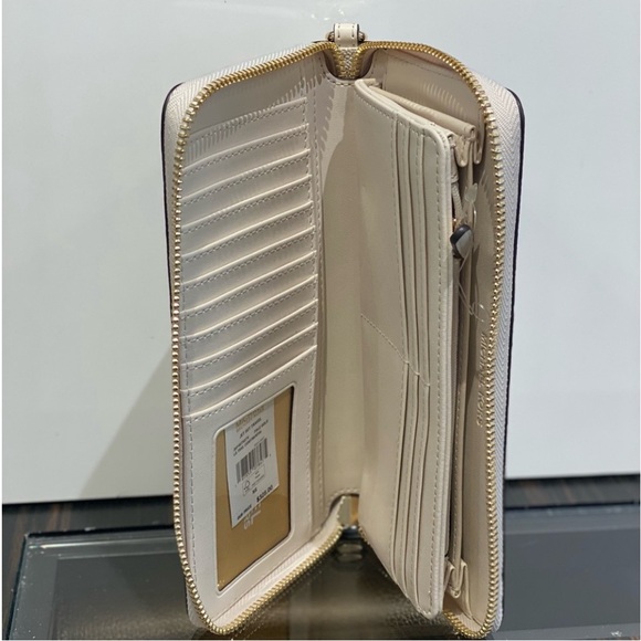 Michael Kors Jet Set
Travel Large Signature
Logo and Metallic Continental Wallet - Picture 10 of 13